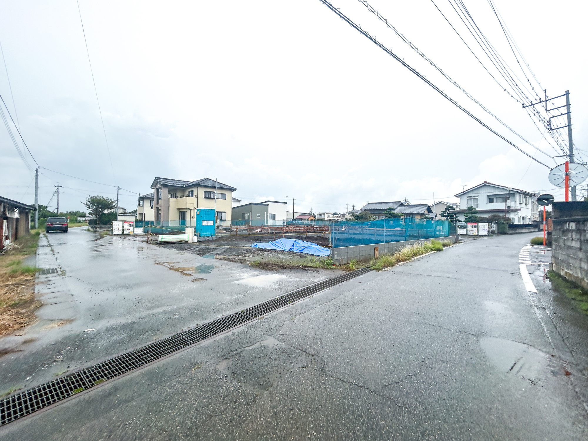 伊勢崎市西久保町3丁目1期　新築住宅全3棟の前面道路含む現地写真|低層の一戸建てを中心とした街並みが整然と続き、周辺は高い建物が建っていないので、採光や開放性に恵まれ、空が広く緑の多い閑静な趣を感じる環境です。

