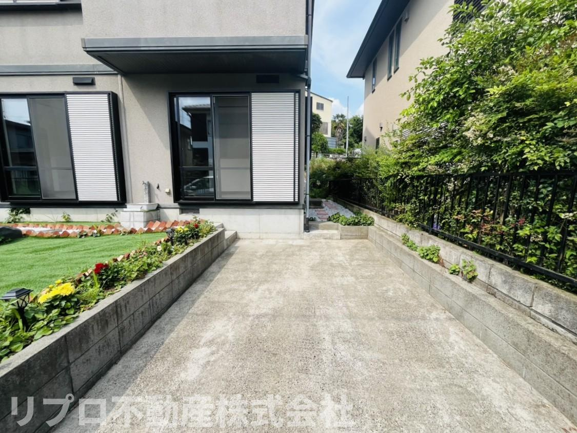 野田市木野崎戸建の駐車場|駐車スペースです　前面道路は公道5.0ｍ