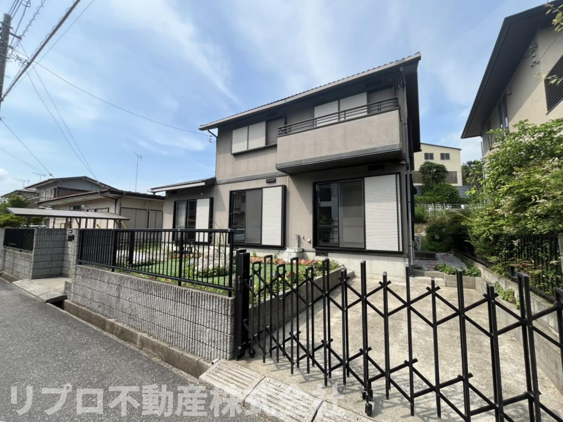 野田市木野崎戸建の外観|室内外共に大変きれいな５LDKです！お庭が広くきれいにお手入れされているのもポイントです♪