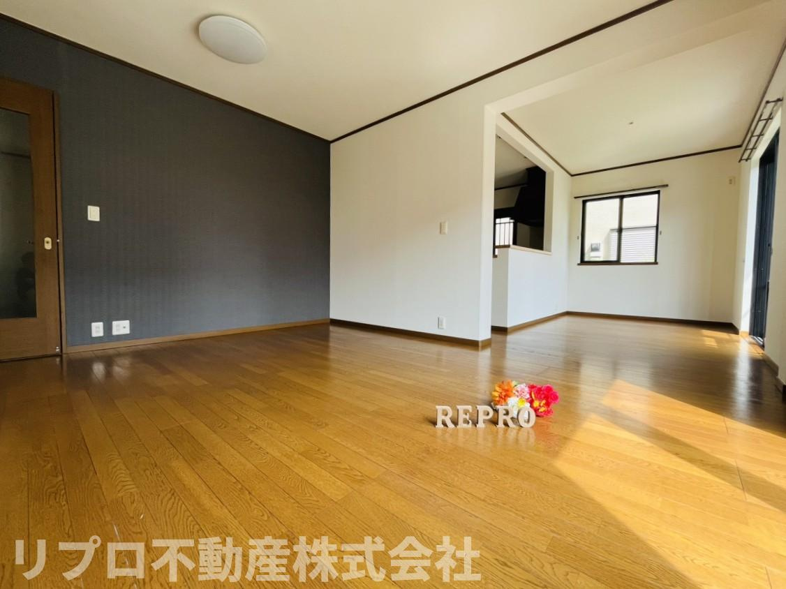野田市木野崎戸建の居間・リビング|アクセントクロスに張替え済みの広いリビングダイニングは南西向きで明るいです♪