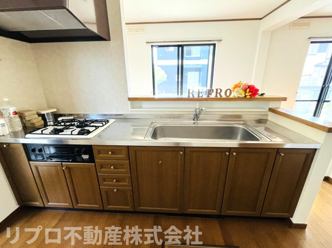 野田市木野崎戸建のキッチン|木目が素敵なシステムキッチンです
