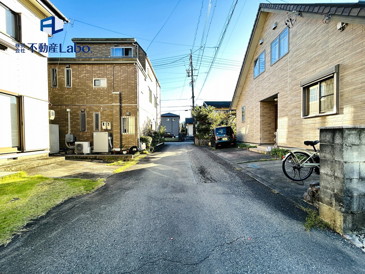 ハートフルタウン　葵区羽鳥4丁目1034番　全1棟　の前面道路含む現地写真|●階段● 
一般住宅と比較し1段1段が低いバリアフリー階段♪ 手すりが付いており、小さなお子様から高齢の方まで上り下りしやすくなっております。