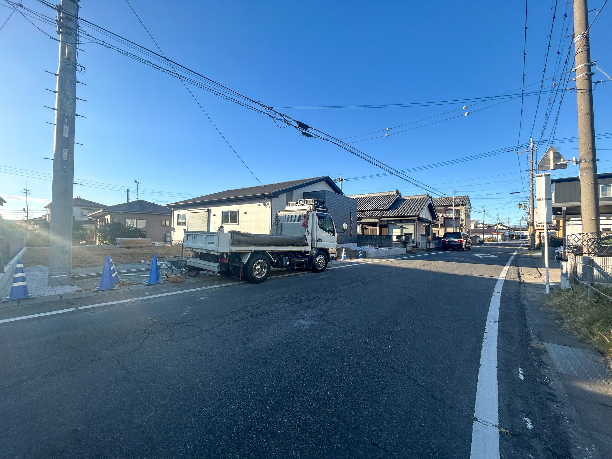 伊勢崎市境1期　新築住宅全1棟の前面道路含む現地写真|閑静な住宅地で子育て家族にピッタリ。毎日のお散歩も快適な緑に恵まれたエリアで、自然に包まれた穏やかな暮らしを実現するための、ゆとりある住環境が整っています。


