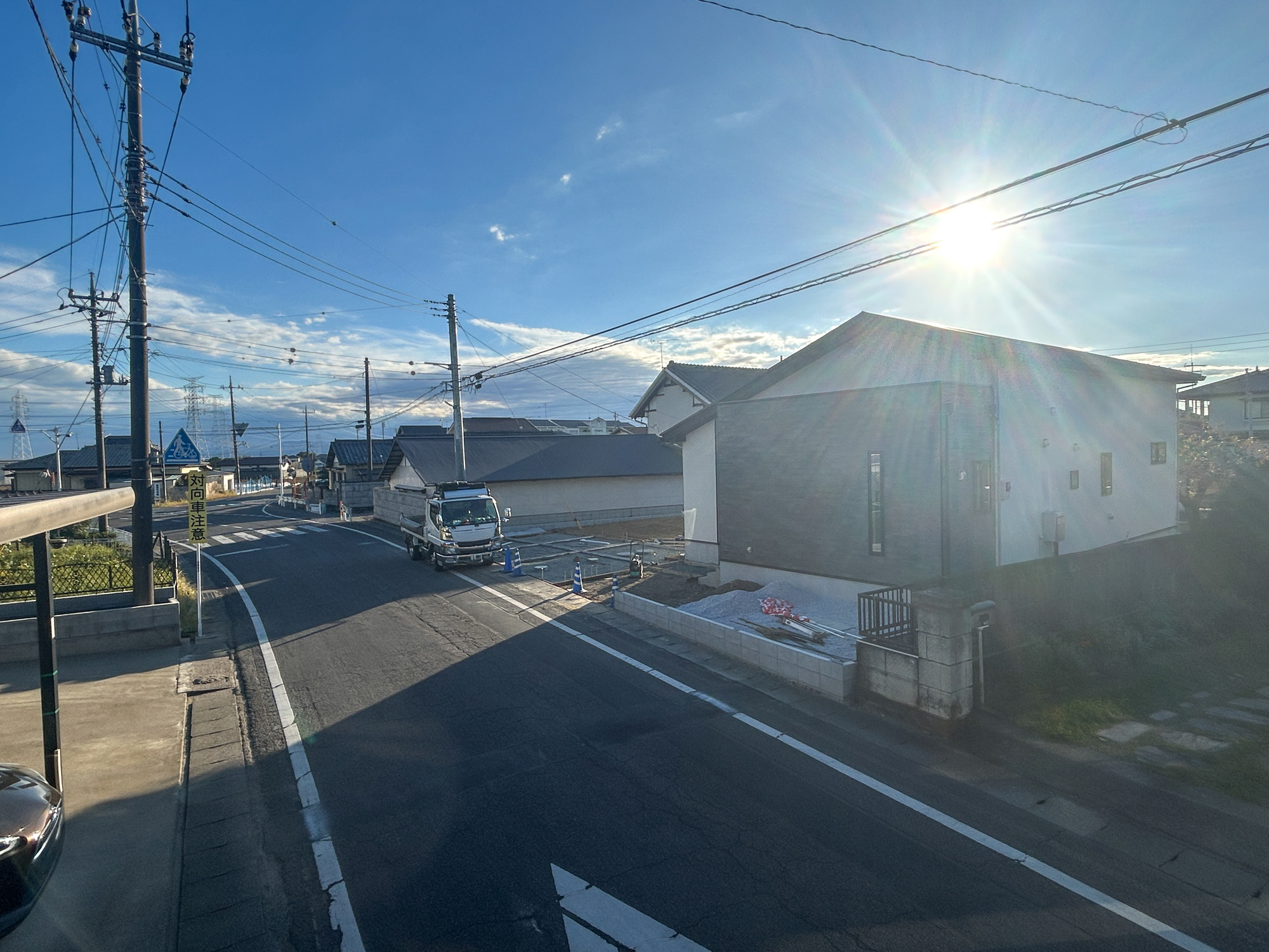 伊勢崎市境1期　新築住宅全1棟の前面道路含む現地写真|低層の一戸建てを中心とした街並みが整然と続き、周辺は高い建物が建っていないので、採光や開放性に恵まれ、空が広く緑の多い閑静な趣を感じる環境です。

