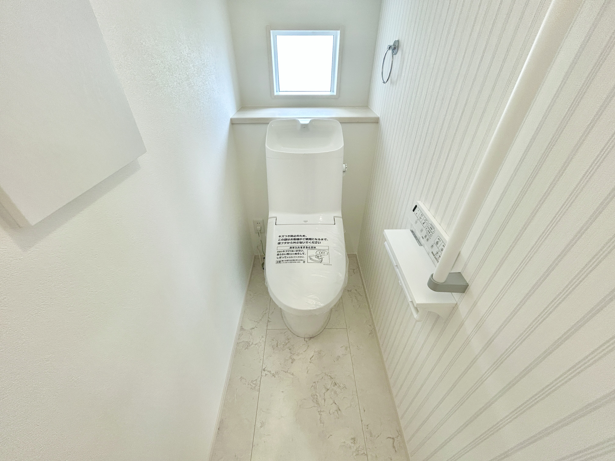前橋市箱田町第9期　新築住宅全7棟のトイレ|節水型でエコなトイレには、今では当たり前の洗浄付き。便座を温める機能もついていて、居心地良くてトイレから出られなくなるかも！換気用に換気扇はもちろん、窓も着いているので常に快適ですね♪