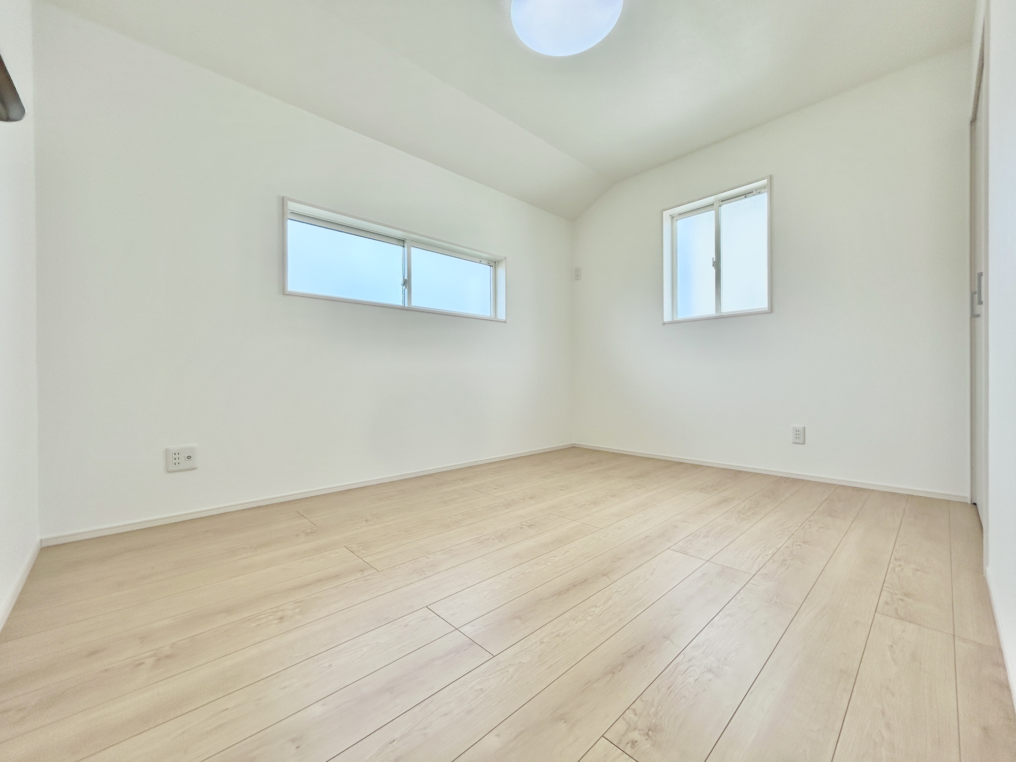 前橋市箱田町第9期　新築住宅全7棟の洋室|木目のフローリングが暖かみのある室内に。明るい寝室で心地のいい朝を迎えられそう。