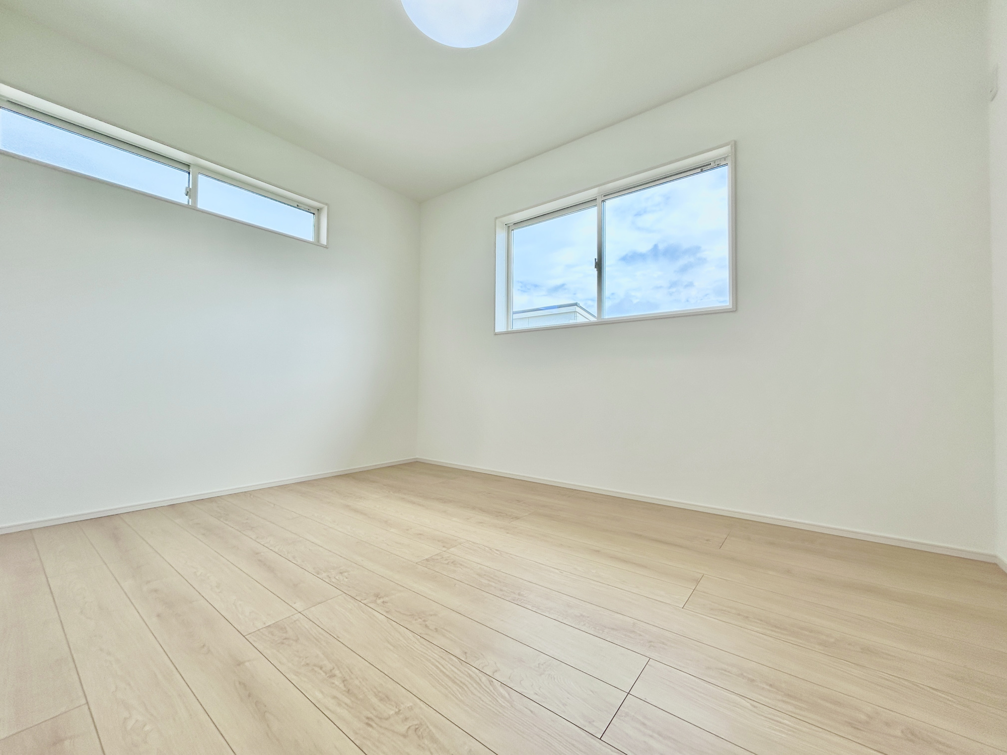 前橋市箱田町第9期　新築住宅全7棟の子供部屋|家族一人ひとりの大切なプライベート空間。趣味に合わせて使って頂けるようシンプルに仕上げてあります。暮らし心地を大きく左右する収納を、適材適所に配置し使い勝手を考慮しました。