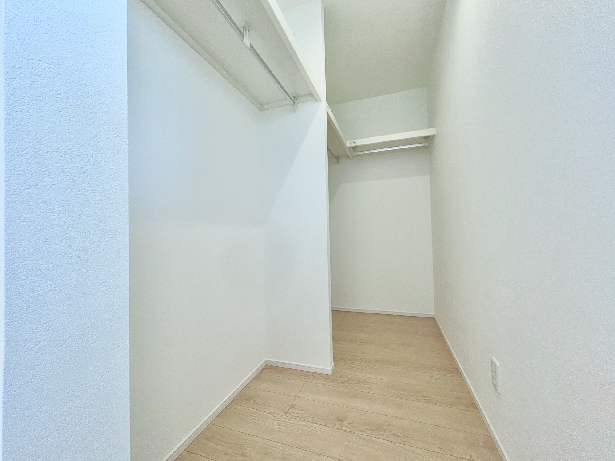 前橋市箱田町第9期　新築住宅全7棟の収納|たくさんのお洋服が入る、ウォークインクローゼット。
お洋服以外にも掃除機やスーツケースなどを一箇所に集約できるのが魅力です♪
収納ケースを置かなくていいのでお部屋の見た目にもスッキリ！