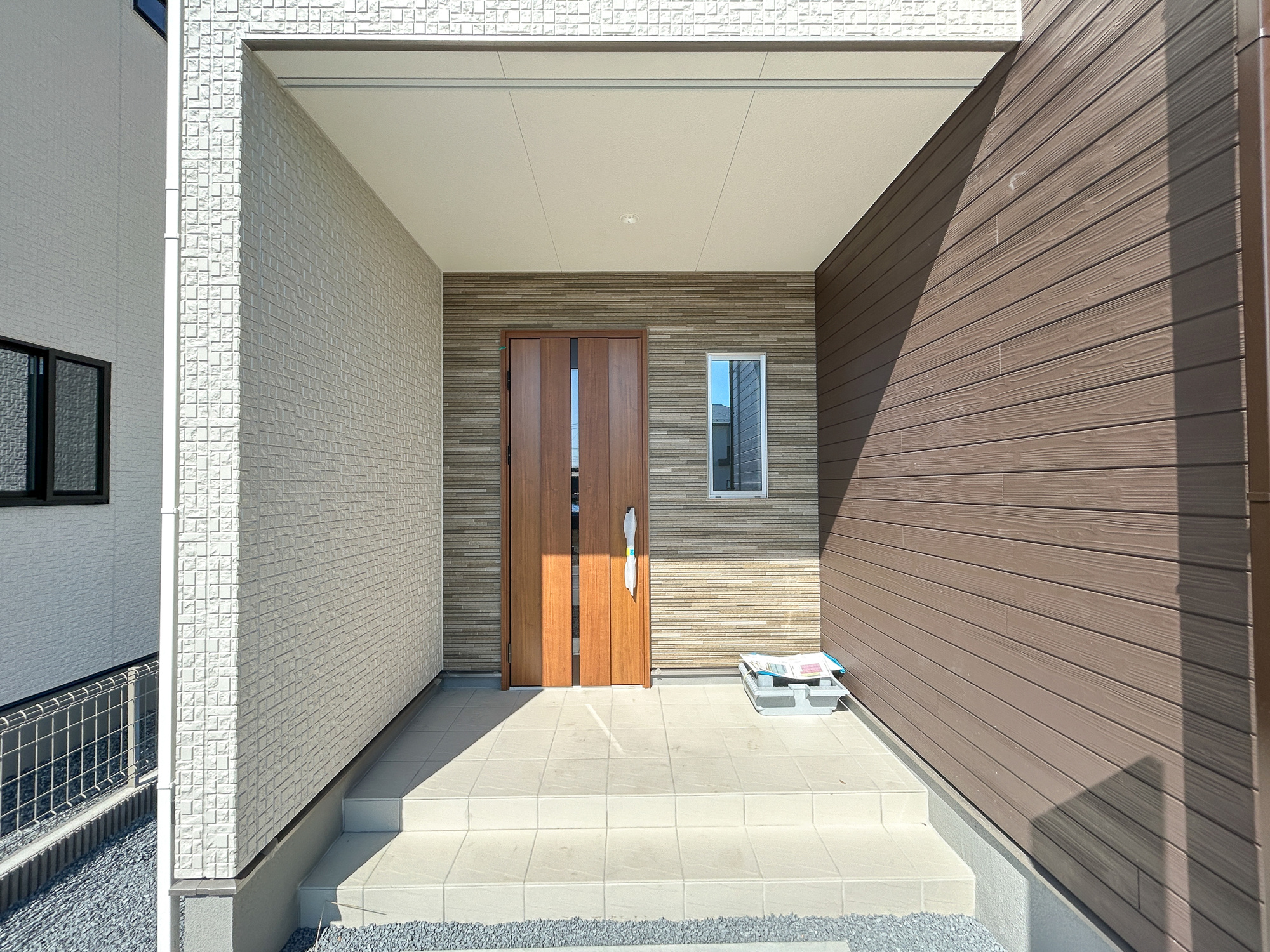 前橋市箱田町第9期　新築住宅全7棟の玄関|玄関上は屋根があるので雨の心配いらず♪