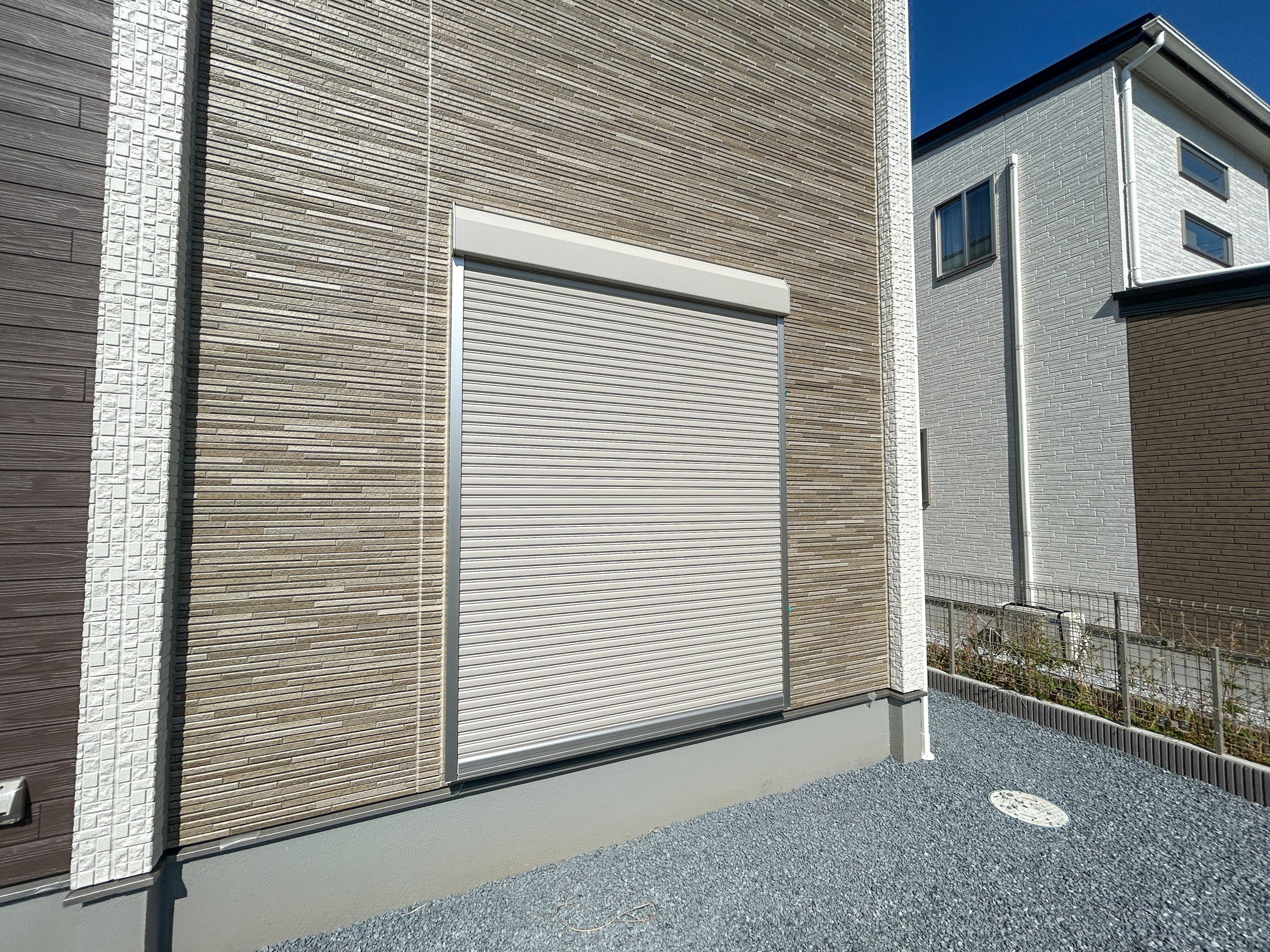 前橋市箱田町第9期　新築住宅全7棟の防犯設備|防風、防犯、防音、断熱と様々な効果を発揮するシャッター付きです♪