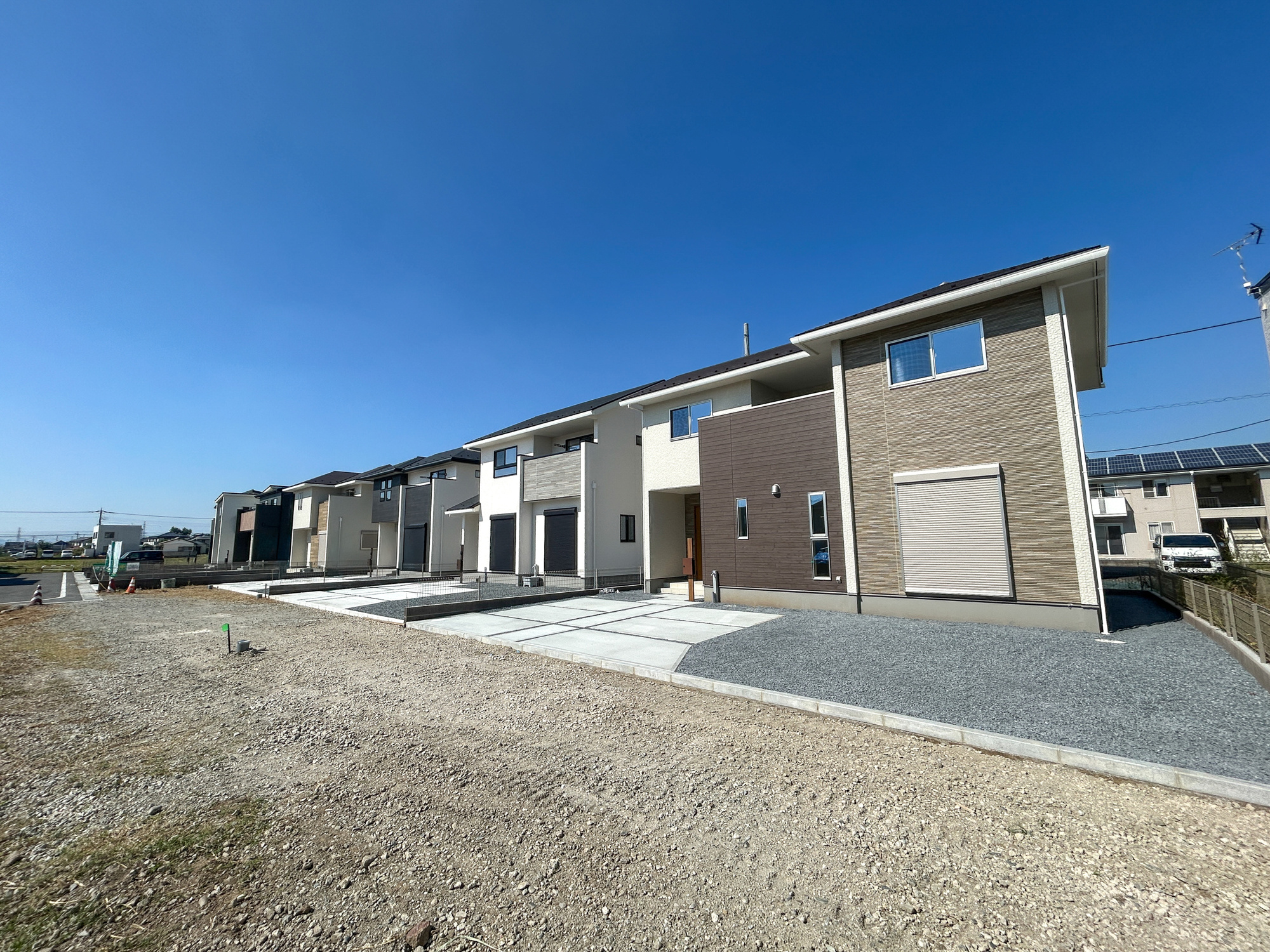 前橋市箱田町第9期　新築住宅全7棟の前面道路含む現地写真|閑静な住宅地で子育て家族にピッタリ。毎日のお散歩も快適な緑に恵まれたエリアで、自然に包まれた穏やかな暮らしを実現するための、ゆとりある住環境が整っています。

