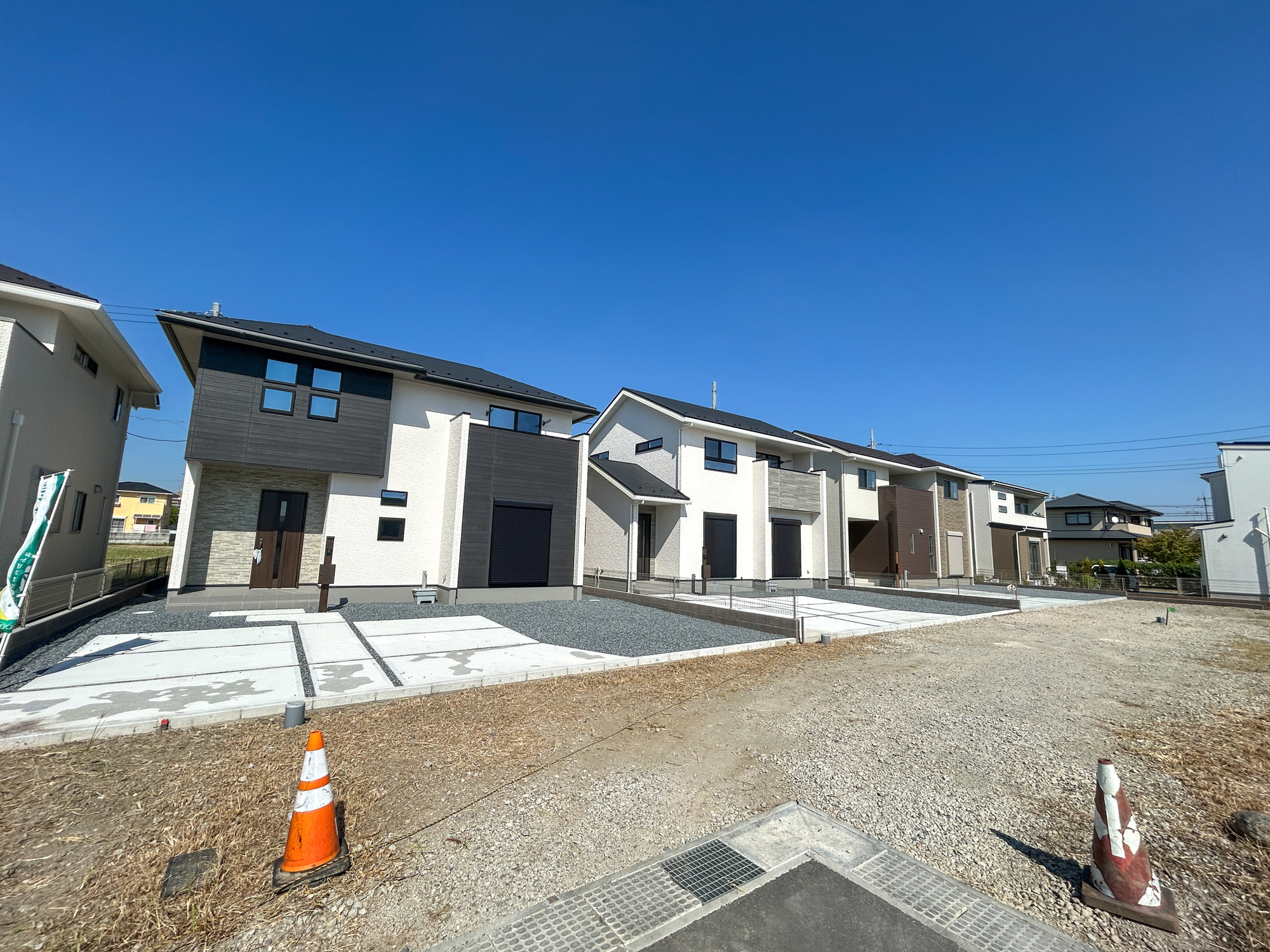 前橋市箱田町第9期　新築住宅全7棟の前面道路含む現地写真|低層の一戸建てを中心とした街並みが整然と続き、周辺は高い建物が建っていないので、採光や開放性に恵まれ、空が広く緑の多い閑静な趣を感じる環境です。

