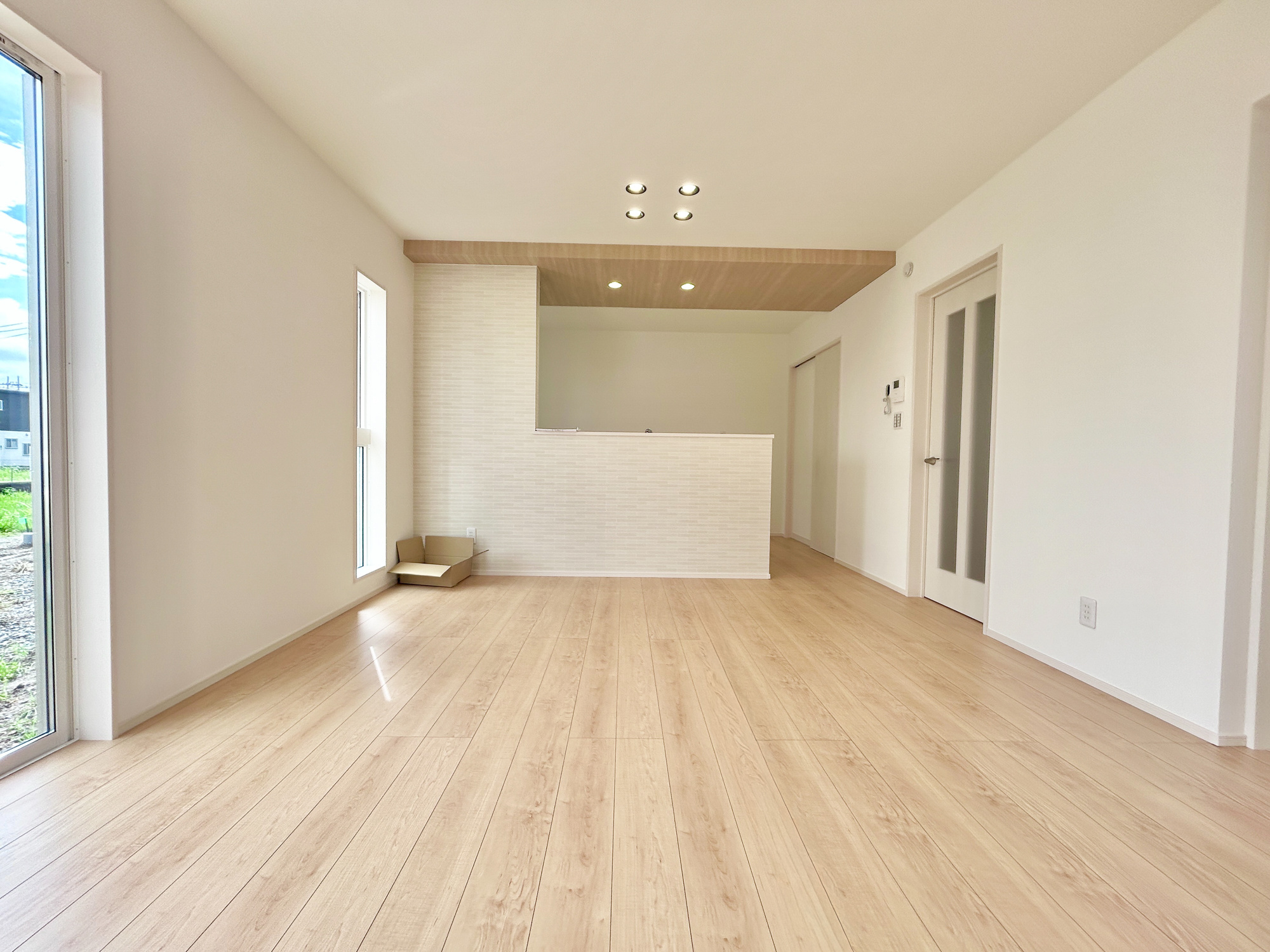 前橋市箱田町第9期　新築住宅全7棟の居間・リビング|大きく開いた窓からは、明るい陽射しが射し込みます。
爽やかな風が吹き抜ける心地良いリビングには、自然と家族が集まります。
