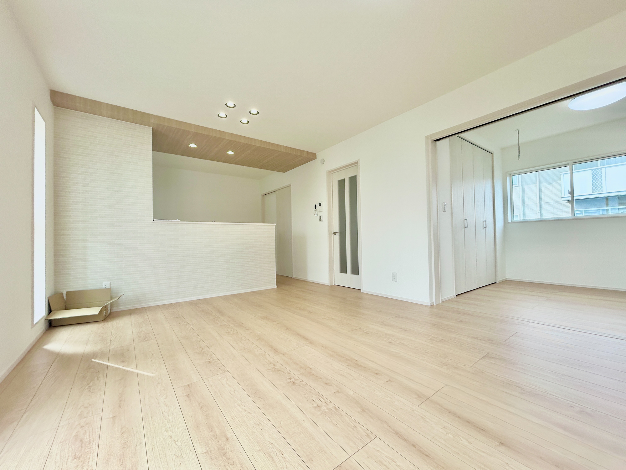 前橋市箱田町第9期　新築住宅全7棟の居間・リビング|室内にいても、たっぷりの陽光と爽やかな風を感じて頂ける、開放感あふれるリビングです。
ご家族と穏やかに過ごす、心地の良い時間が流れます。