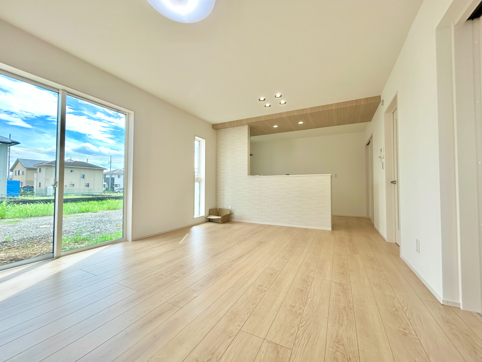 前橋市箱田町第9期　新築住宅全7棟の居間・リビング|オープンな空間を生み出す、こだわりの広がりとゆとり。家族と過ごす時間を大切にしたい方にぴったりの明るくゆとりある住空間です。南側の窓からの日差しがリビングの隅々までしっかりと届きます！ 