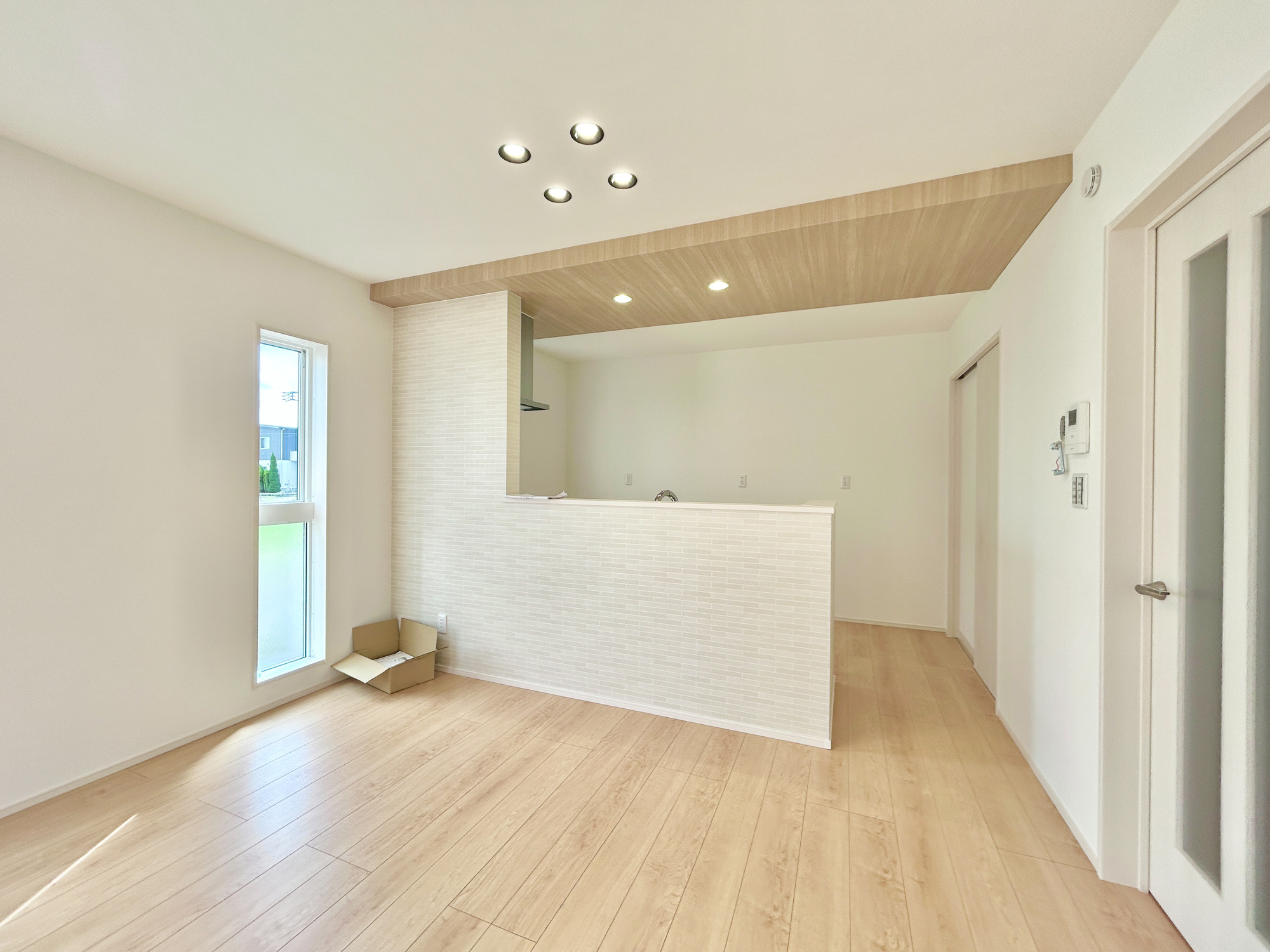 前橋市箱田町第9期　新築住宅全7棟の居間・リビング|お料理中でも家族との会話が絶えない対面キッチン!!