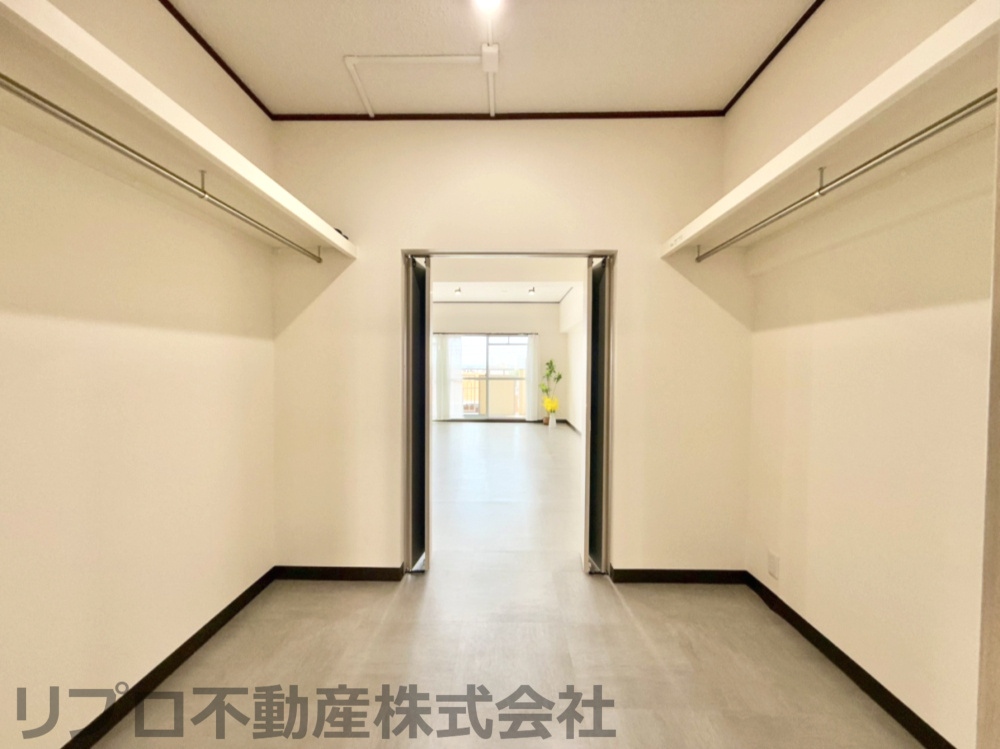天王台ロイヤルマンションの収納|WICはウォークスルーとなっており、洋室、リビングから収納ができます！
大きな要領でも安心です！