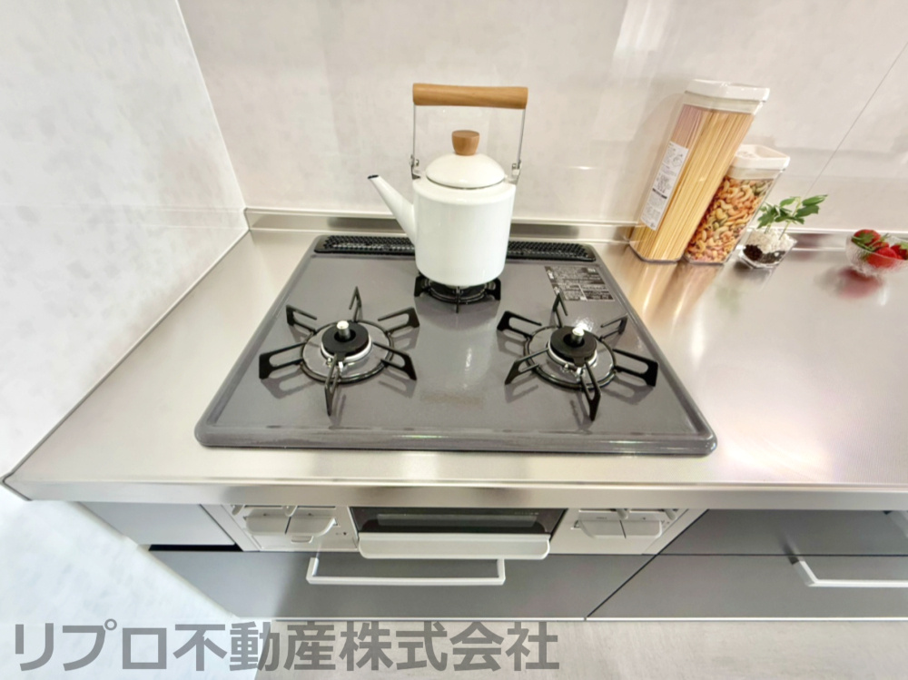 天王台ロイヤルマンションのキッチン|コンロは３口になります！同時調理で時短を実現します！焼く・煮る・蒸すなど多彩な料理に対応！