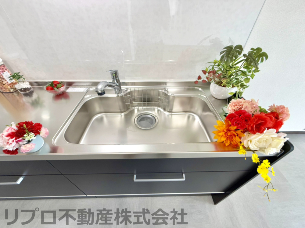 天王台ロイヤルマンションのキッチン|シンク部分もリフォーム済みで広く使えるので料理がしやすい！
もとからスポンジ置きなど備え付け！