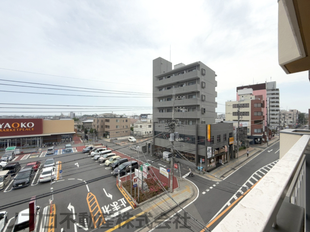 天王台ロイヤルマンションの展望|本物件は角部屋です！目の前にスーパーがあり、２分で向かうことができます！