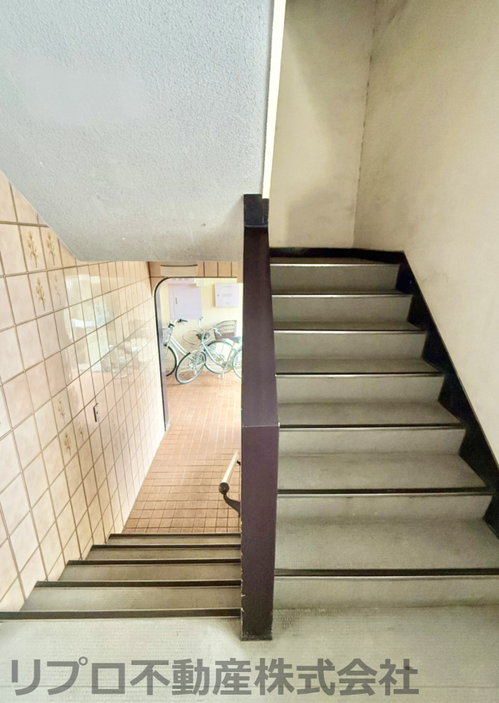 天王台ロイヤルマンションのその他共用部分|天王台ロイヤルマンション入って奥のほうに階段があります！エレベーターまでは手すりがあります！