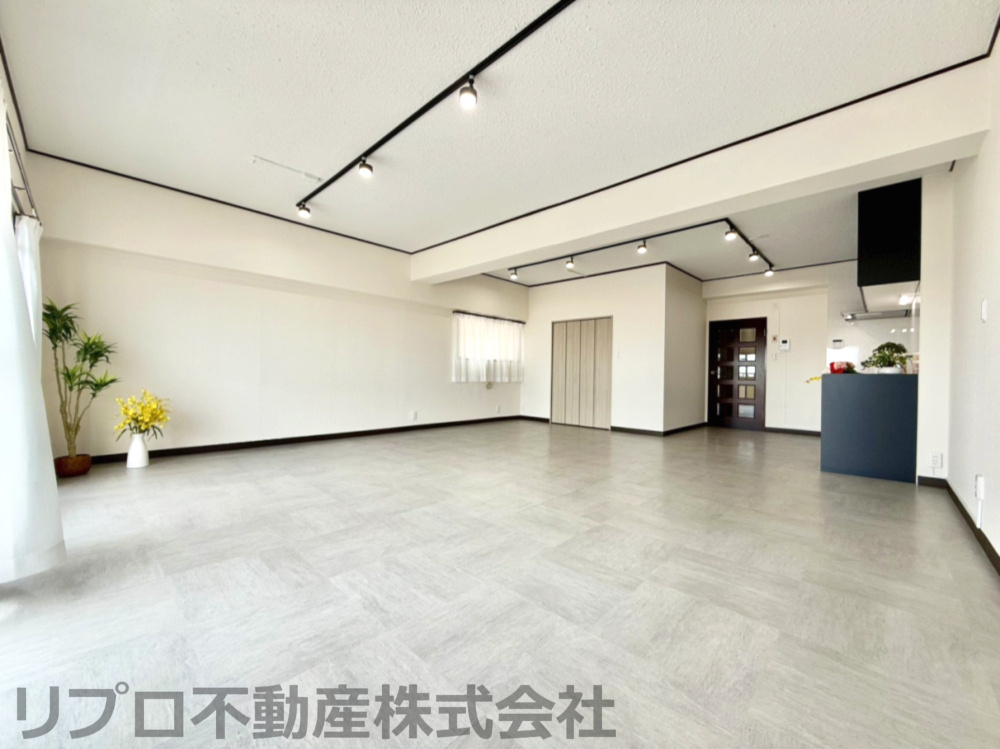 天王台ロイヤルマンションの居間・リビング|21.5帖の広いリビング！一つの大きなお部屋としても、お部屋を新たに作ることができます！