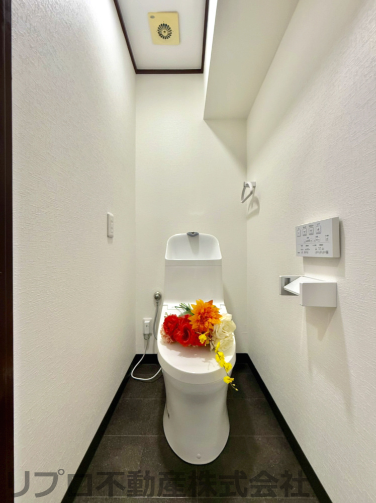 天王台ロイヤルマンションのトイレ|トイレは温水洗浄便座となっていて、タオルリングや換気扇があるリフォーム済みのトイレです！