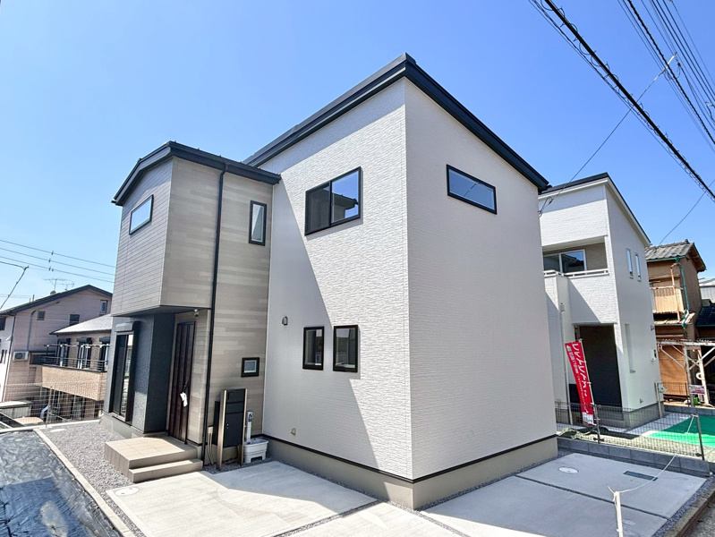 さいたま市緑区中尾2号棟　外観写真　■端正な陰影が幾重にも折り重なり、優雅でやさしい表情の外観