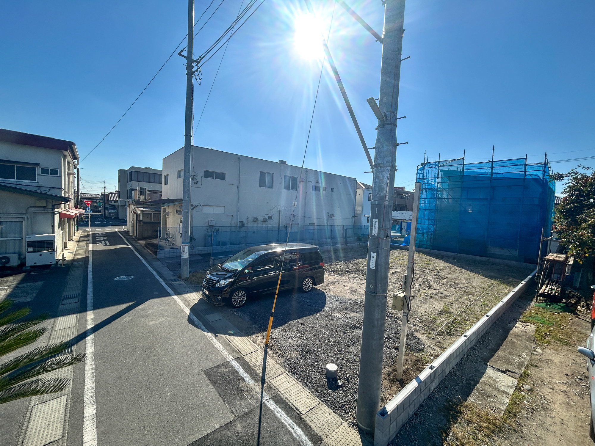 前橋市三俣町1丁目　新築住宅全2棟の前面道路含む現地写真|低層の一戸建てを中心とした街並みが整然と続き、周辺は高い建物が建っていないので、採光や開放性に恵まれ、空が広く緑の多い閑静な趣を感じる環境です。

