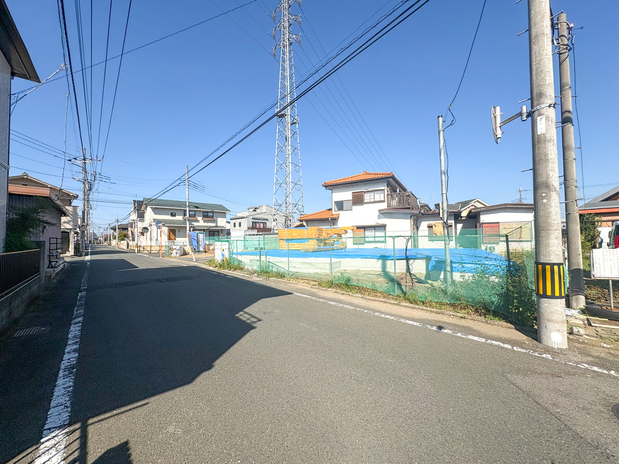 前橋市天川町　新築住宅全1棟の前面道路含む現地写真|低層の一戸建てを中心とした街並みが整然と続き、周辺は高い建物が建っていないので、採光や開放性に恵まれ、空が広く緑の多い閑静な趣を感じる環境です。

