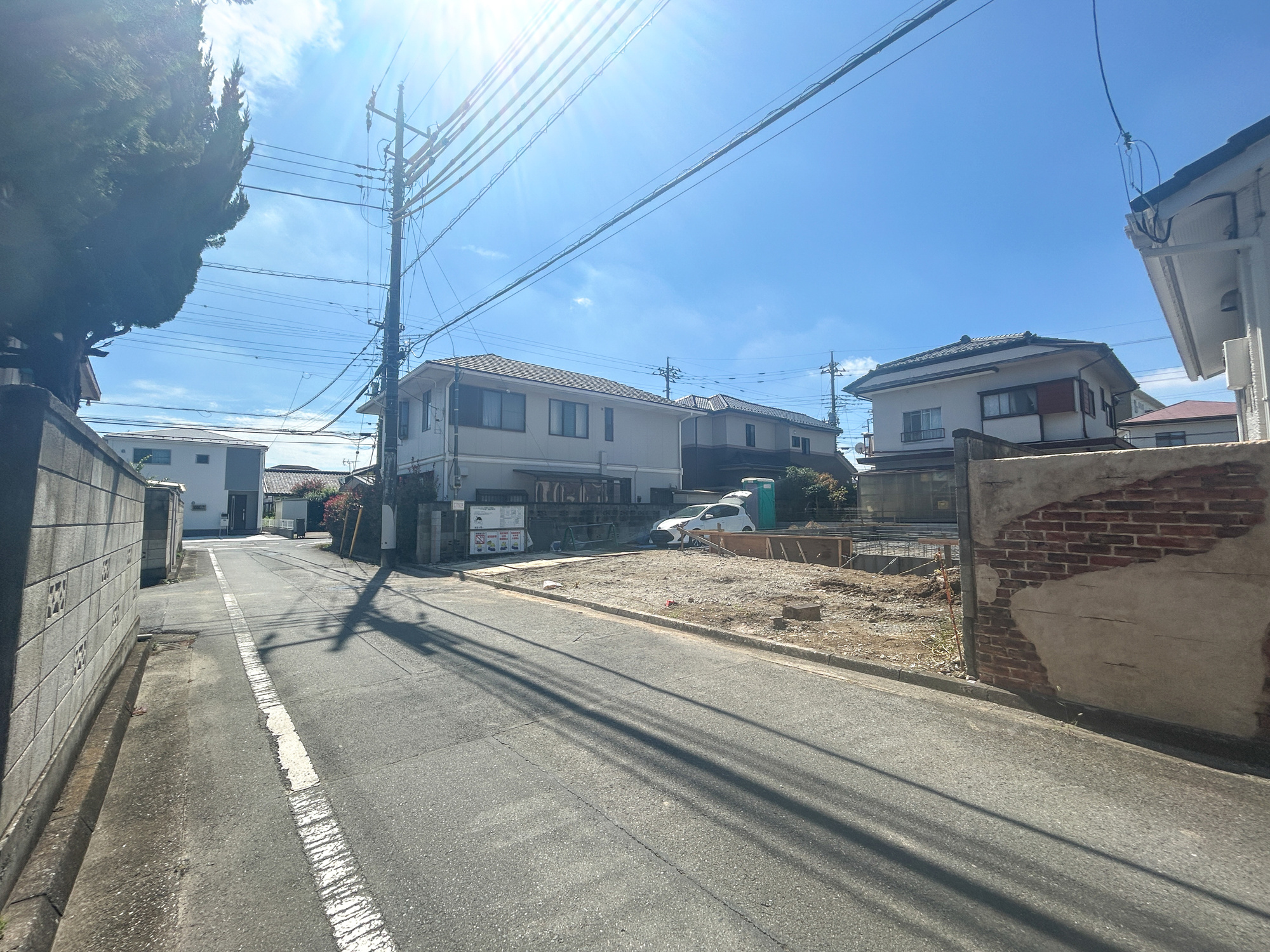 前橋市大利根町1丁目　新築住宅全1棟の前面道路含む現地写真|閑静な住宅地で子育て家族にピッタリ。毎日のお散歩も快適な緑に恵まれたエリアで、自然に包まれた穏やかな暮らしを実現するための、ゆとりある住環境が整っています。

