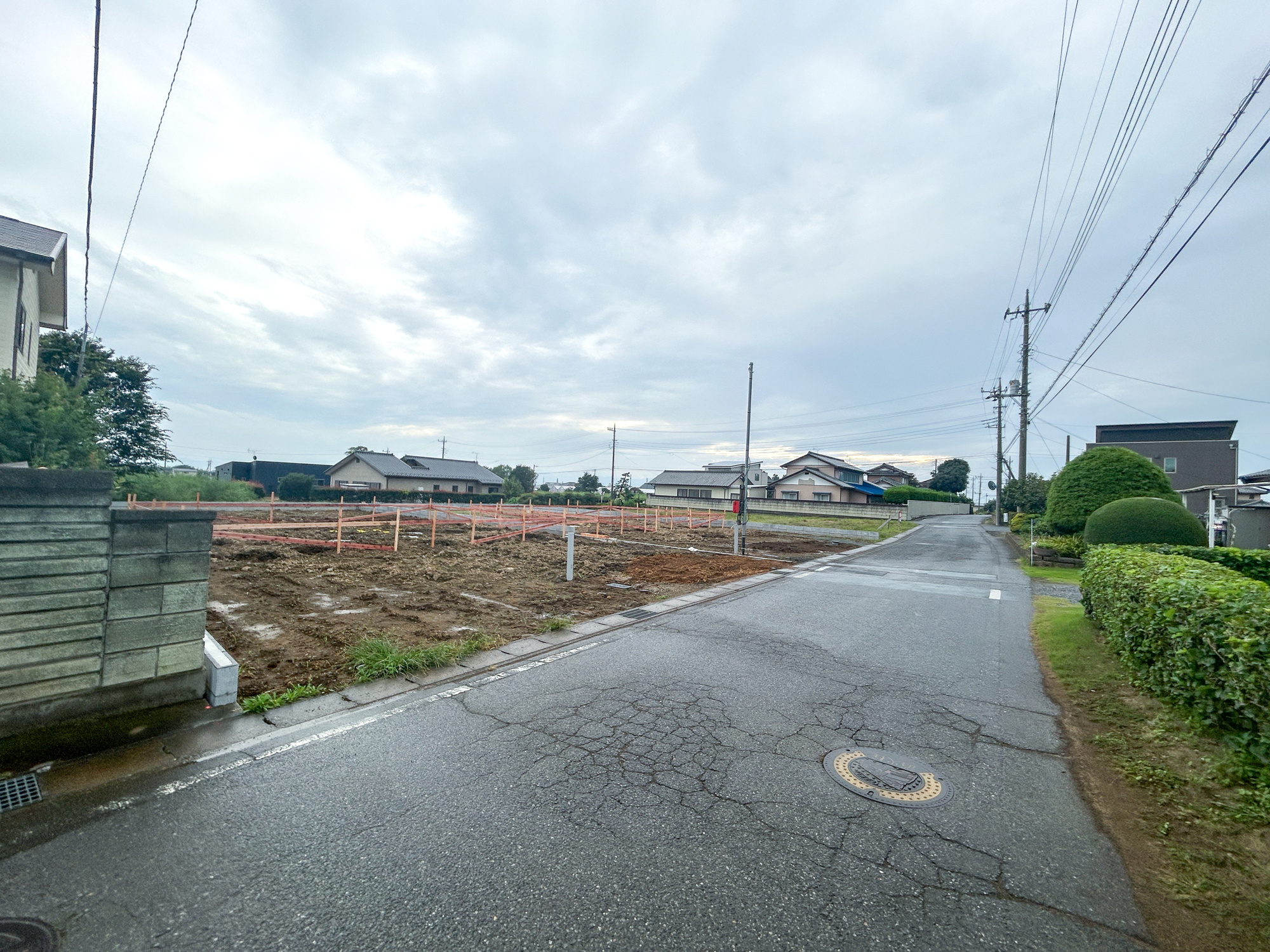 前橋市今井町第1　新築住宅全2棟の前面道路含む現地写真|閑静な住宅地で子育て家族にピッタリ。毎日のお散歩も快適な緑に恵まれたエリアで、自然に包まれた穏やかな暮らしを実現するための、ゆとりある住環境が整っています。

