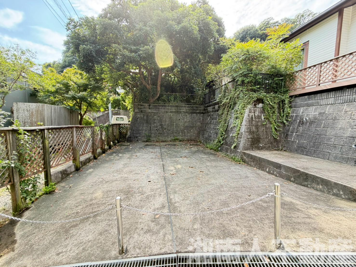 鎌倉市稲村ケ崎４丁目戸建の駐車場|車をお持ちの方に嬉しい駐車場付きの物件です