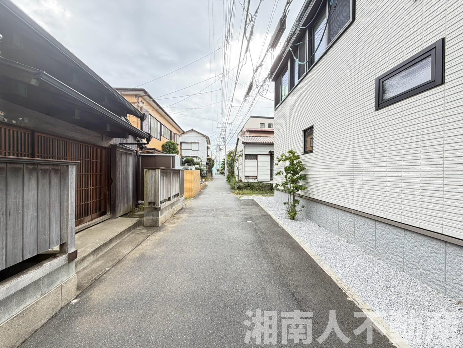 鎌倉市腰越３丁目８－１２戸建の前面道路含む現地写真|前面道路含む現地写真です