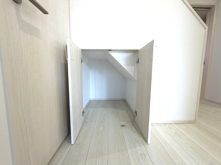 藤井上組（全12区画）5号棟 階段下収納：デッドスペースを有効活用した便利な収納！日用品のストックやお子様のおもちゃ、掃除用具などをすっきり収納でき、お部屋をいつでも広々と綺麗に保てて快適です♪