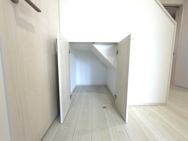藤井上組（全12区画）5号棟 階段下収納：デッドスペースを有効活用した便利な収納！日用品のストックやお子様のおもちゃ、掃除用具などをすっきり収納でき、お部屋をいつでも広々と綺麗に保てて快適です♪