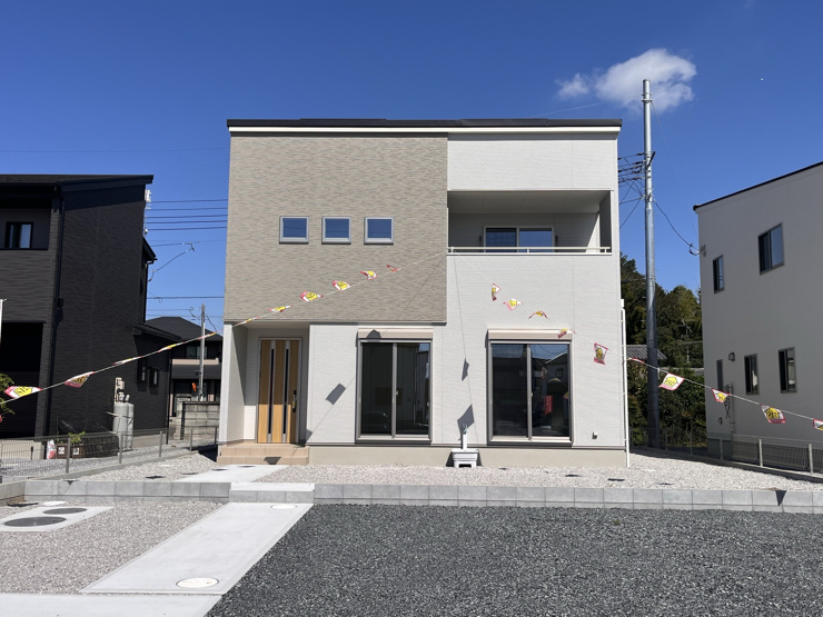 藤井上組（全12区画）5号棟　外観：白とグレーのツートンカラーが清潔感あふれるモダンな外観！広い敷地と駐車場を備えており、車への荷物の出し入れやお子様とのお出かけも安全＆ラクラクに行えて快適です♪