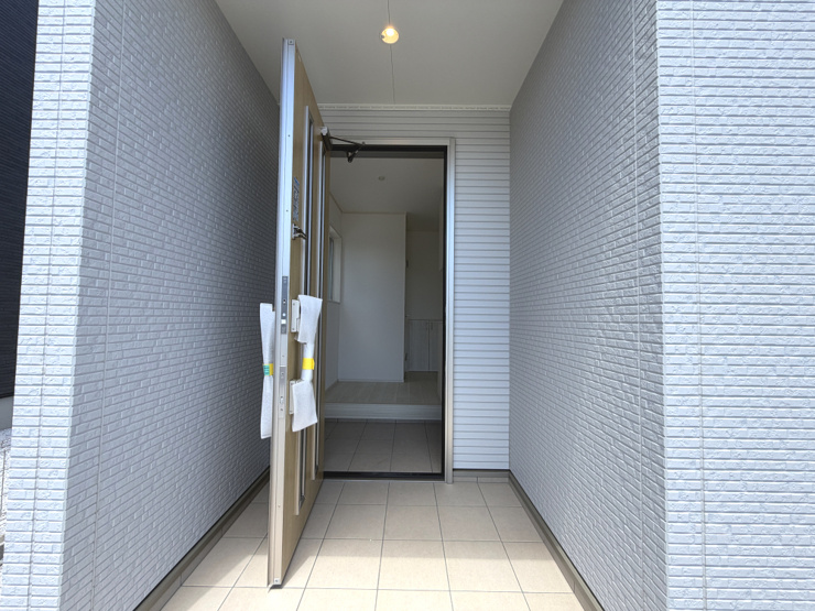 藤井上組（全12区画）5号棟　玄関：奥行きがあり雨の日も濡れにくく安心な玄関ポーチ！ベビーカーの横付けやお買い物後の大きな荷物の持ち込みもスムーズに行えて、日々のお出かけや帰宅時も快適でラクラクです♪
