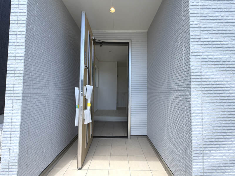 藤井上組（全12区画）5号棟　玄関：奥行きがあり雨の日も濡れにくく安心な玄関ポーチ！ベビーカーの横付けやお買い物後の大きな荷物の持ち込みもスムーズに行えて、日々のお出かけや帰宅時も快適でラクラクです♪