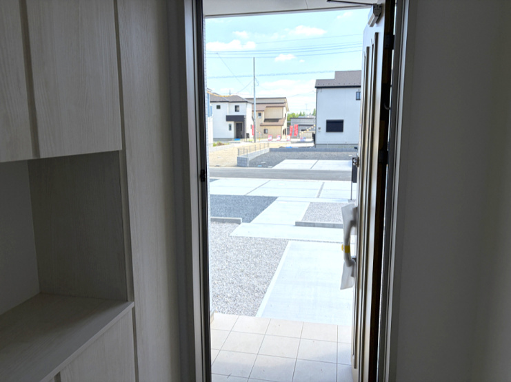藤井上組（全12区画）5号棟　玄関：玄関を開けると目の前に広いカースペースが広がる便利な動線！お買い物後の重い荷物の運び込みや、お子様を乗せてのお出かけもスムーズに行えて暮らしがとってもラクラクです♪