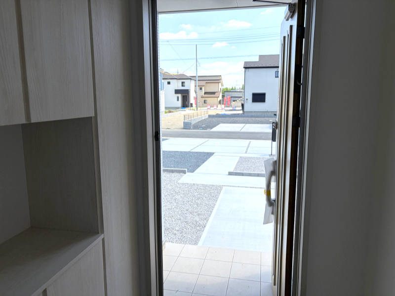 藤井上組（全12区画）5号棟　玄関：玄関を開けると目の前に広いカースペースが広がる便利な動線！お買い物後の重い荷物の運び込みや、お子様を乗せてのお出かけもスムーズに行えて暮らしがとってもラクラクです♪