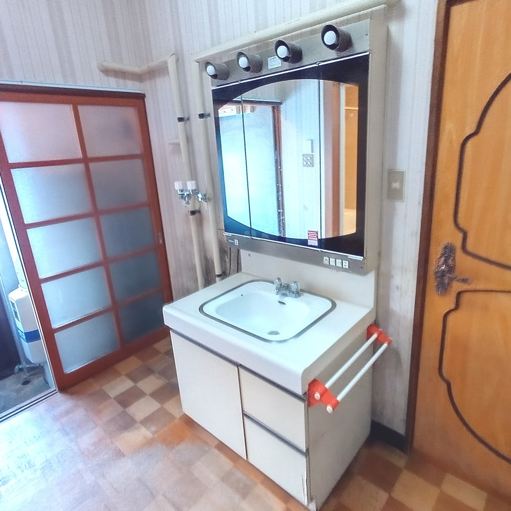 室蘭市天神町29-21　中古住宅の独立洗面台