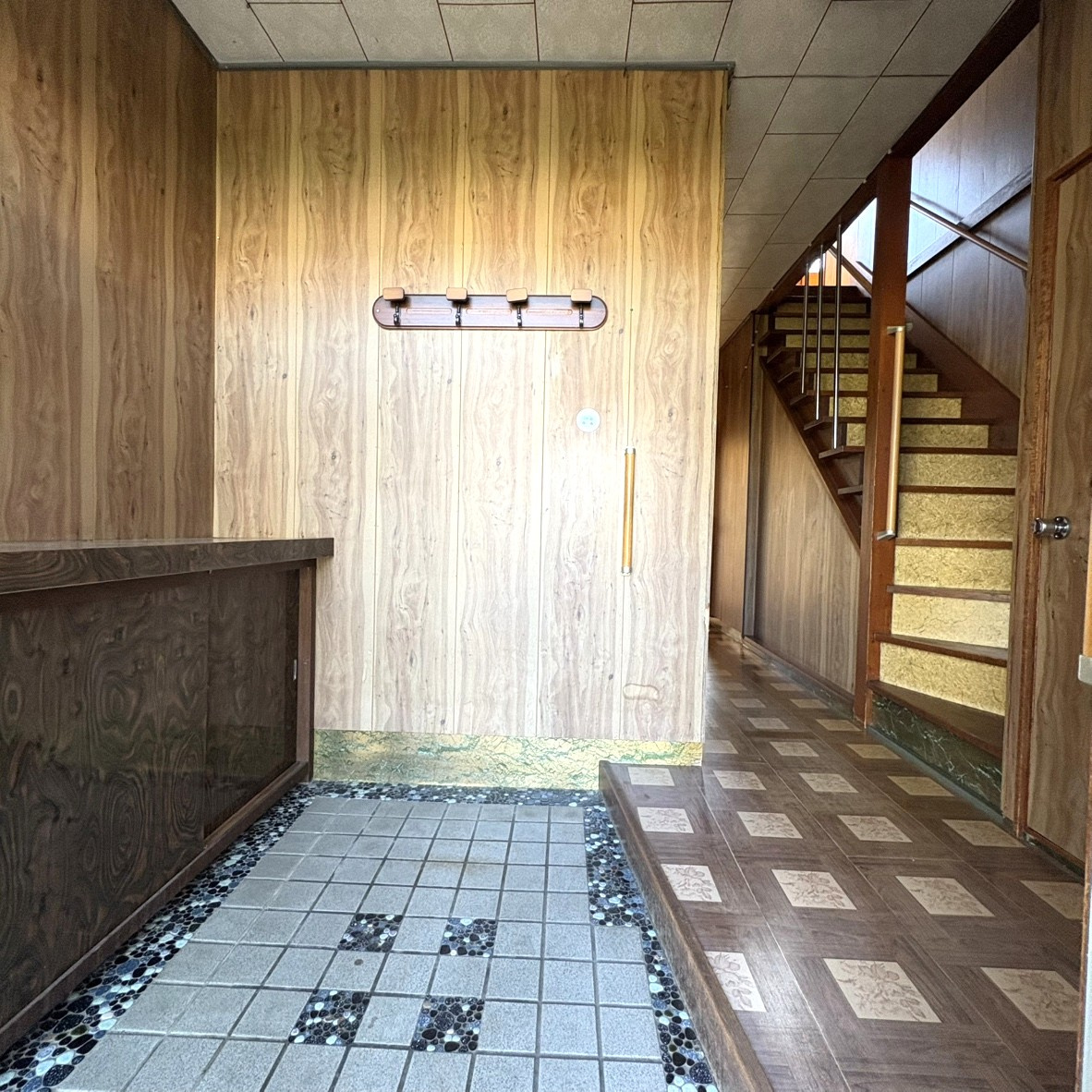 登別市桜木町1丁目16-2　中古住宅の玄関