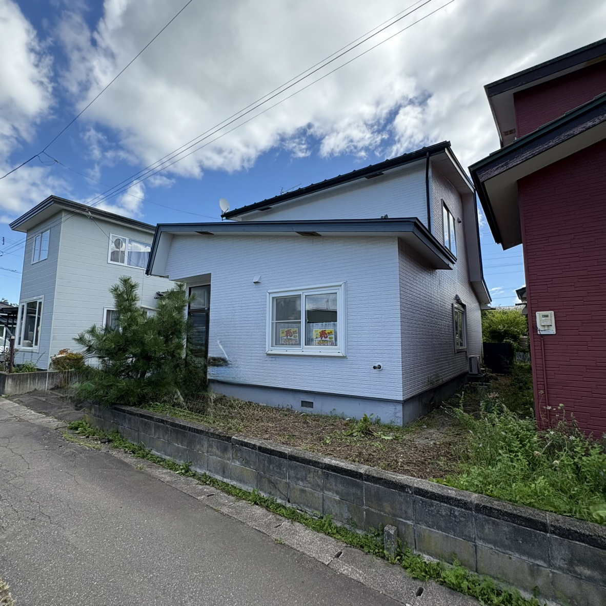 登別市桜木町1丁目16-2　中古住宅の前面道路含む現地写真