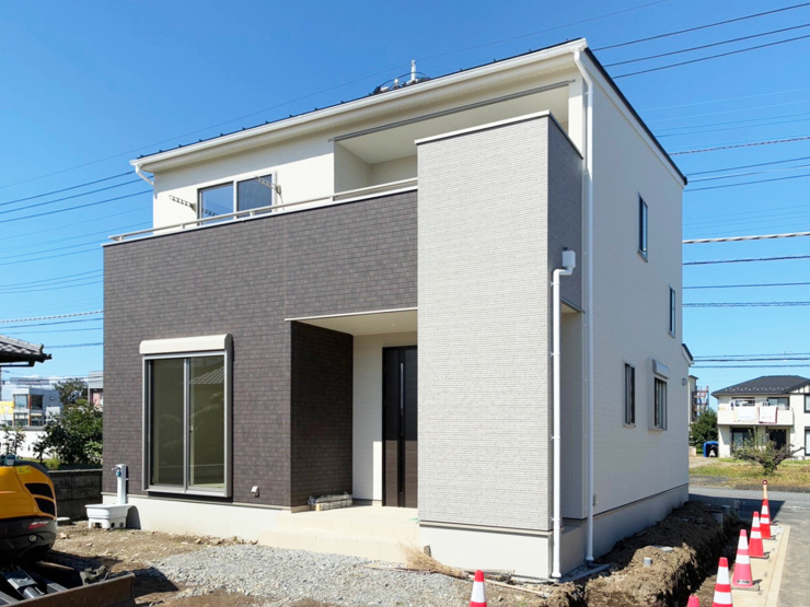 【１号棟　外観】建物完成・内覧可能！　外壁材カラーにはアイボリー×ブラウン×グレーを採用。落ち着きのある上品な外観に仕上げました。（※外構工事中）