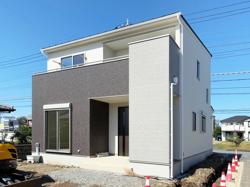【１号棟　外観】建物完成・内覧可能！　外壁材カラーにはアイボリー×ブラウン×グレーを採用。落ち着きのある上品な外観に仕上げました。（※外構工事中）