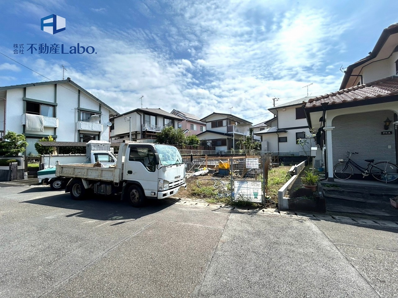 クレイドルガーデン　富士市厚原第18　全1棟の前面道路含む現地写真|●玄関ホール● 玄関は、住まいの「第一印象」を決める大事な空間。だからこそ広さ、採光、清潔感にこだわった造りとなっております♪ シューズボックスは大容量となっており実用性を兼ねそろえた玄関♪