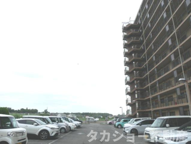 メヌエット八壱の駐車場