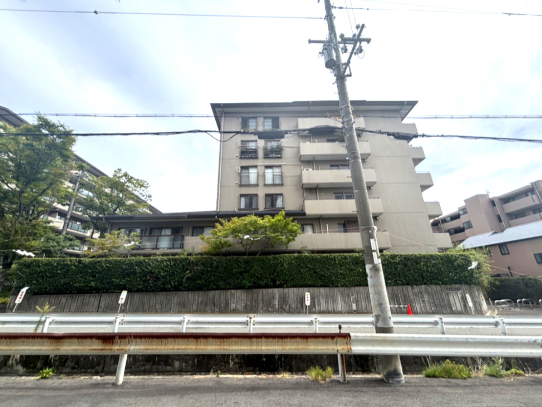 苦楽園ヒルズ三号棟の外観