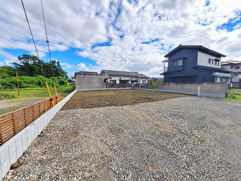 現地（2026年9月18日）撮影
周囲にゆとりがあり、自然を身近に感じられる穏やかな住環境。家族が心地よく暮らせる、開放的な土地です。